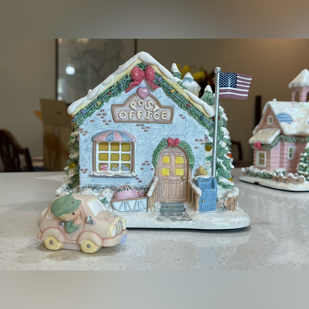 2001 Hawthorne Village Precious Moments HOLLY DAY GREETINGS POST OFFICE Lighted